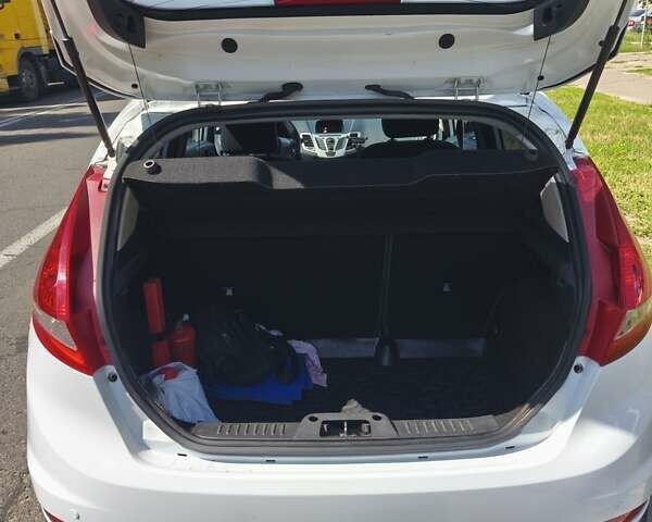 Белый Форд Фиеста, объемом двигателя 1.25 л и пробегом 170 тыс. км за 6200 $, фото 5 на Automoto.ua