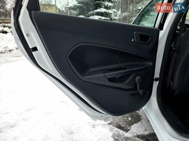 Білий Форд Фієста, об'ємом двигуна 1.25 л та пробігом 53 тис. км за 6400 $, фото 104 на Automoto.ua