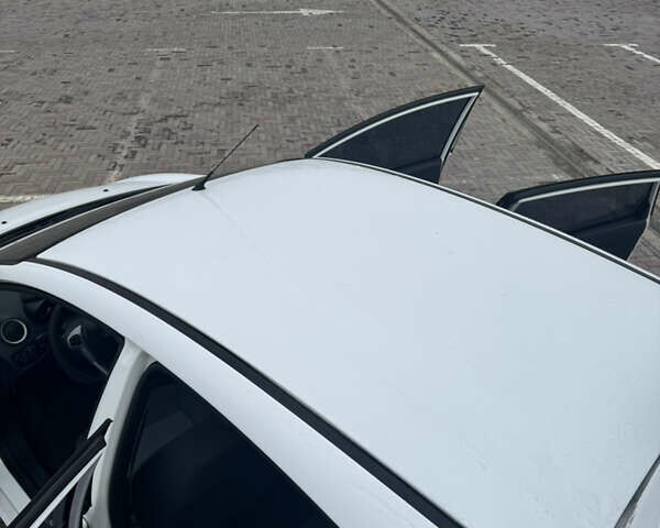 Белый Форд Фиеста, объемом двигателя 1.4 л и пробегом 128 тыс. км за 7100 $, фото 8 на Automoto.ua