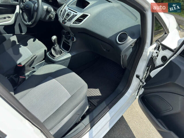 Белый Форд Фиеста, объемом двигателя 1.4 л и пробегом 115 тыс. км за 6500 $, фото 21 на Automoto.ua