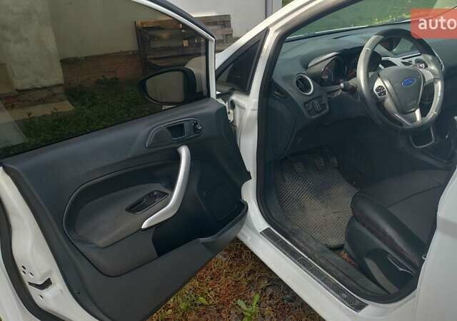 Форд Фієста 2012 у Хмельницькому на Automoto.ua Білий Форд Фієста, об'ємом двигуна 1.25 л та пробігом 123 тис. км за 5700 $, фото 15 на Automoto.ua