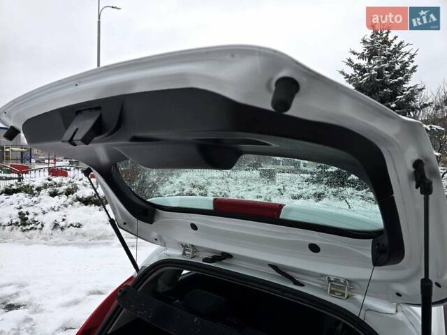 Білий Форд Фієста, об'ємом двигуна 1.25 л та пробігом 53 тис. км за 6400 $, фото 115 на Automoto.ua