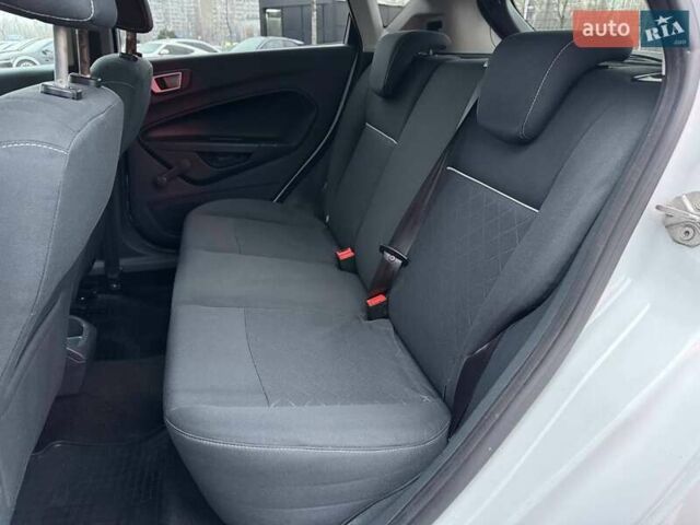 Білий Форд Фієста, об'ємом двигуна 1.39 л та пробігом 150 тис. км за 6990 $, фото 10 на Automoto.ua