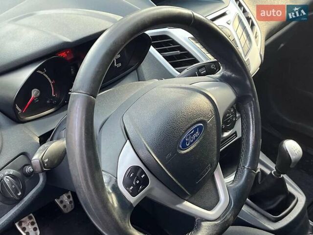 Білий Форд Фієста, об'ємом двигуна 1.2 л та пробігом 170 тис. км за 6290 $, фото 27 на Automoto.ua