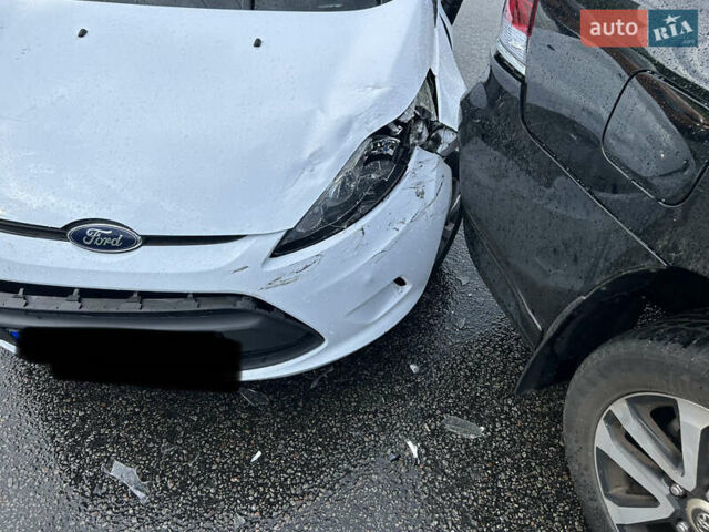 Білий Форд Фієста, об'ємом двигуна 1.4 л та пробігом 225 тис. км за 5900 $, фото 29 на Automoto.ua