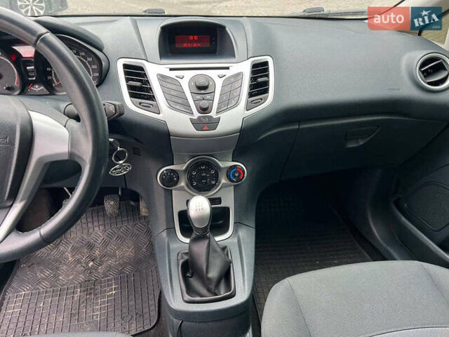 Білий Форд Фієста, об'ємом двигуна 1.2 л та пробігом 140 тис. км за 6990 $, фото 26 на Automoto.ua