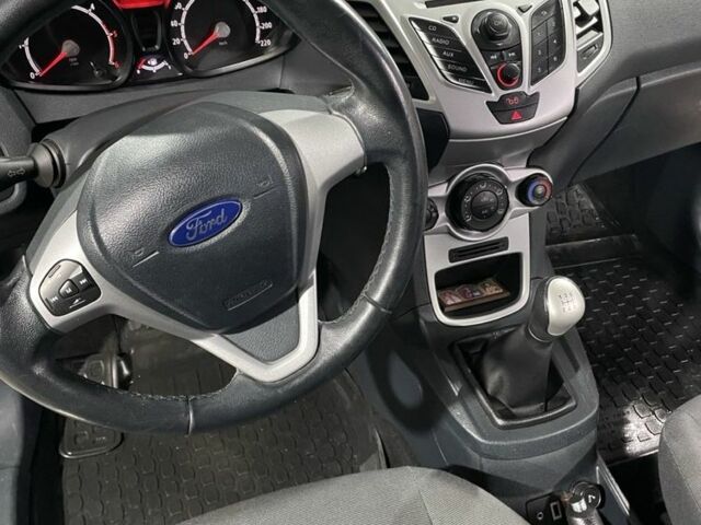 Білий Форд Фієста, об'ємом двигуна 1.4 л та пробігом 125 тис. км за 6000 $, фото 14 на Automoto.ua