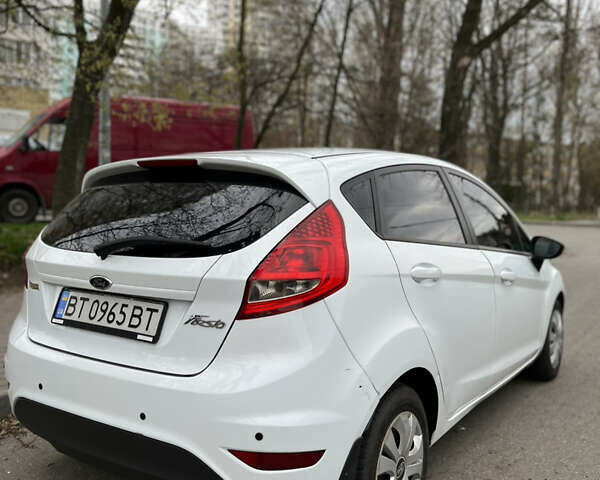 Білий Форд Фієста, об'ємом двигуна 1.4 л та пробігом 225 тис. км за 5900 $, фото 5 на Automoto.ua