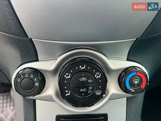 Білий Форд Фієста, об'ємом двигуна 1.2 л та пробігом 140 тис. км за 6990 $, фото 29 на Automoto.ua