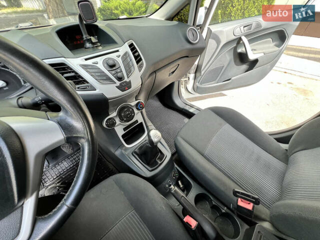 Білий Форд Фієста, об'ємом двигуна 1.25 л та пробігом 192 тис. км за 5200 $, фото 12 на Automoto.ua