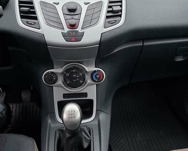 Белый Форд Фиеста, объемом двигателя 1.4 л и пробегом 32 тыс. км за 7600 $, фото 25 на Automoto.ua