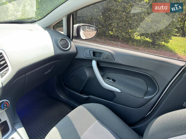 Белый Форд Фиеста, объемом двигателя 1.4 л и пробегом 115 тыс. км за 6500 $, фото 13 на Automoto.ua