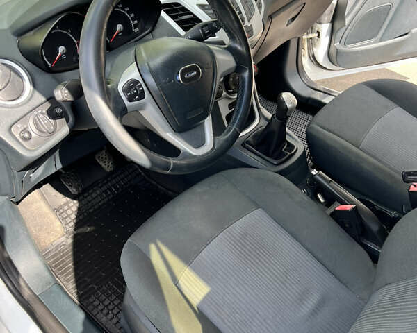 Білий Форд Фієста, об'ємом двигуна 1.25 л та пробігом 192 тис. км за 5200 $, фото 10 на Automoto.ua