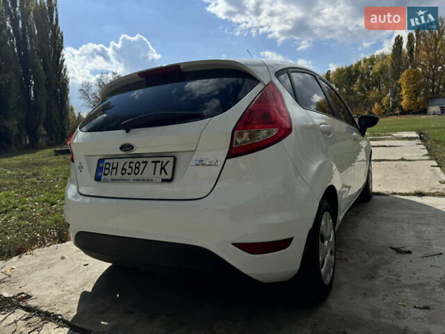 Форд Фиеста 2012 в Ананьеве на Automoto.ua Белый Форд Фиеста, объемом двигателя 1.4 л и пробегом 75 тыс. км за 8300 $, фото 4 на Automoto.ua