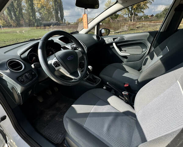 Форд Фиеста 2012 в Ананьеве на Automoto.ua Белый Форд Фиеста, объемом двигателя 1.4 л и пробегом 75 тыс. км за 8300 $, фото 9 на Automoto.ua