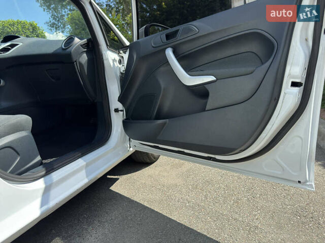 Белый Форд Фиеста, объемом двигателя 1.4 л и пробегом 115 тыс. км за 6500 $, фото 20 на Automoto.ua