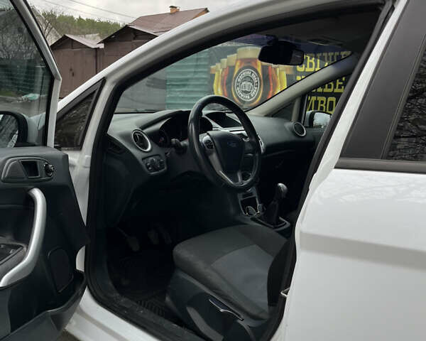 Білий Форд Фієста, об'ємом двигуна 1.4 л та пробігом 225 тис. км за 5900 $, фото 17 на Automoto.ua