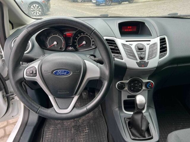 Білий Форд Фієста, об'ємом двигуна 1.2 л та пробігом 140 тис. км за 6990 $, фото 22 на Automoto.ua