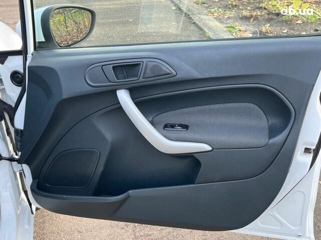 Белый Форд Фиеста, объемом двигателя 1.2 л и пробегом 170 тыс. км за 6290 $, фото 14 на Automoto.ua