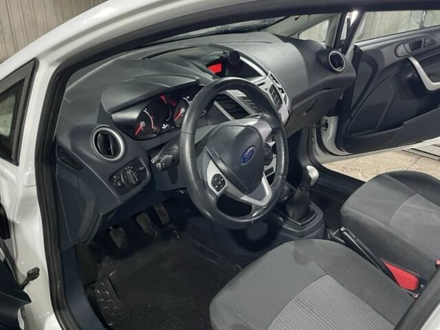 Білий Форд Фієста, об'ємом двигуна 1.4 л та пробігом 125 тис. км за 6000 $, фото 11 на Automoto.ua