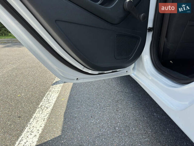 Белый Форд Фиеста, объемом двигателя 1.4 л и пробегом 115 тыс. км за 6500 $, фото 15 на Automoto.ua