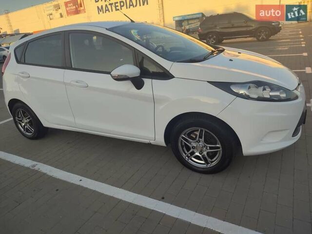 Белый Форд Фиеста, объемом двигателя 1.39 л и пробегом 120 тыс. км за 7600 $, фото 8 на Automoto.ua