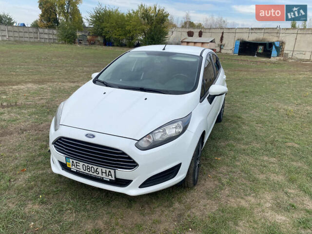 Білий Форд Фієста, об'ємом двигуна 1 л та пробігом 122 тис. км за 7200 $, фото 1 на Automoto.ua