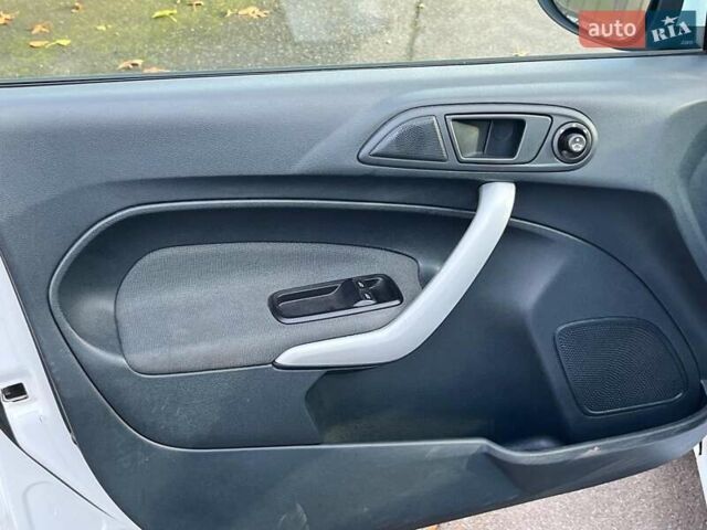 Білий Форд Фієста, об'ємом двигуна 1.2 л та пробігом 170 тис. км за 6290 $, фото 23 на Automoto.ua