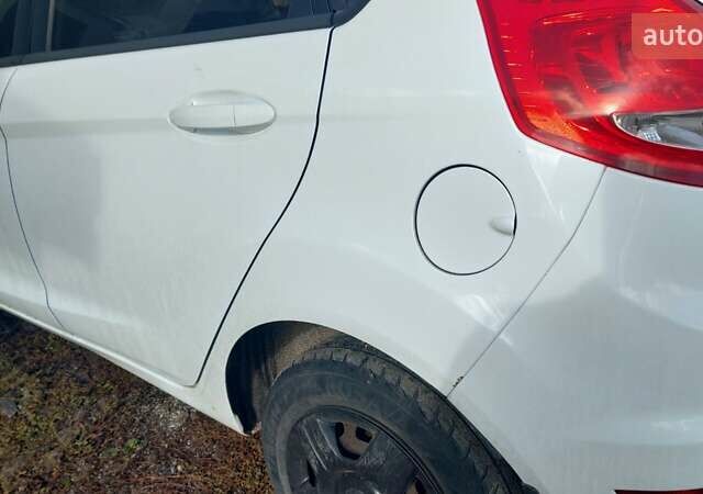 Форд Фієста 2012 у Хмельницькому на Automoto.ua Білий Форд Фієста, об'ємом двигуна 1.25 л та пробігом 123 тис. км за 5700 $, фото 3 на Automoto.ua