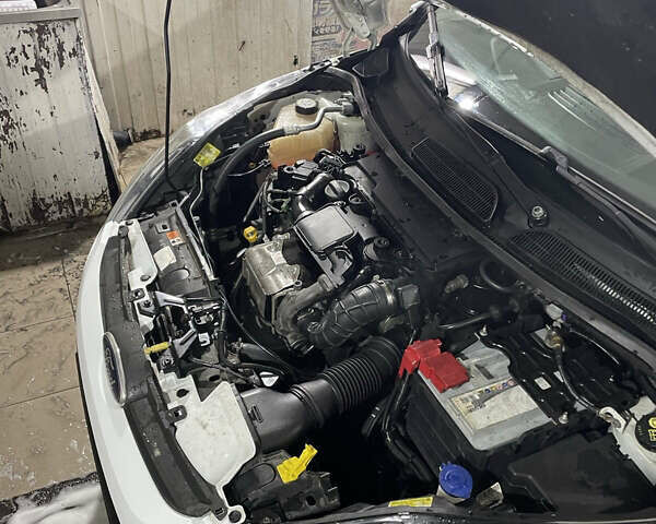 Белый Форд Фиеста, объемом двигателя 1.4 л и пробегом 125 тыс. км за 6000 $, фото 17 на Automoto.ua