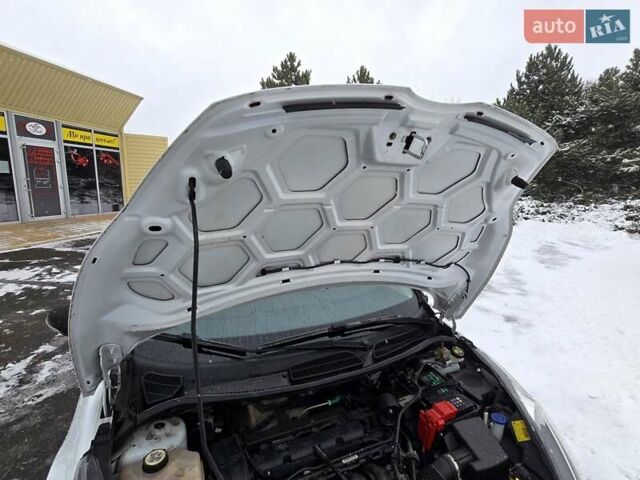 Білий Форд Фієста, об'ємом двигуна 1.25 л та пробігом 53 тис. км за 6400 $, фото 118 на Automoto.ua