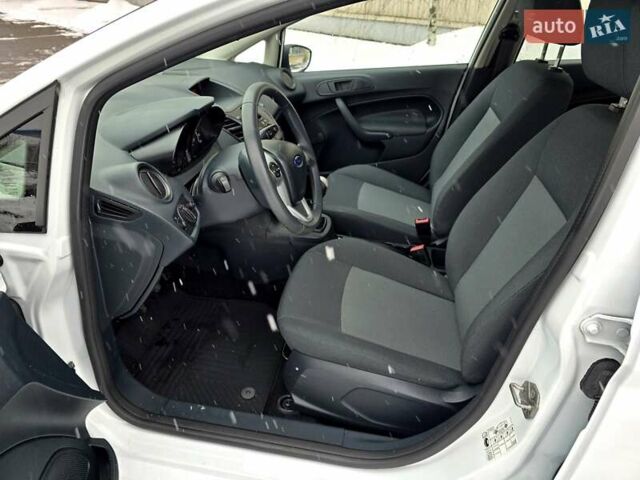 Білий Форд Фієста, об'ємом двигуна 1.25 л та пробігом 53 тис. км за 6400 $, фото 81 на Automoto.ua