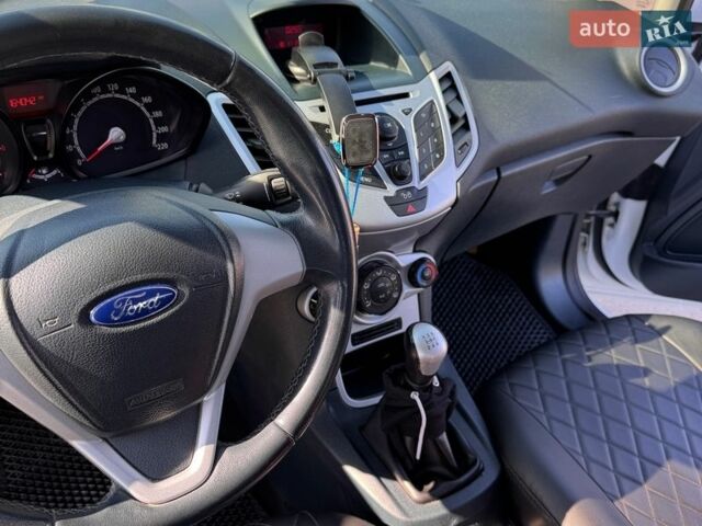 Белый Форд Фиеста, объемом двигателя 1.24 л и пробегом 164 тыс. км за 6200 $, фото 9 на Automoto.ua