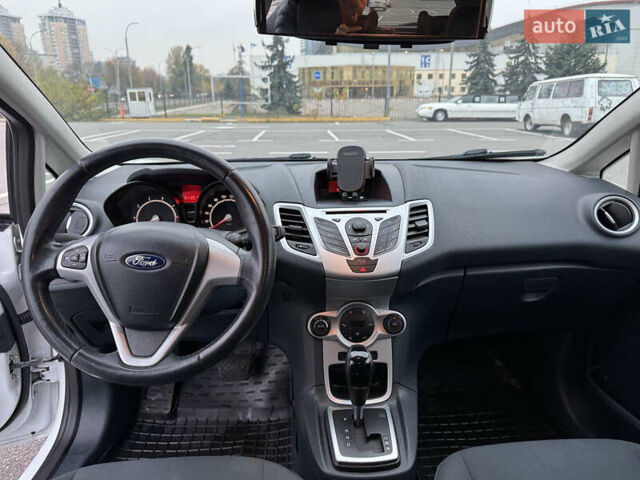 Форд Фиеста 2012 в Киеве на Automoto.ua Белый Форд Фиеста, объемом двигателя 1.39 л и пробегом 131 тыс. км за 8000 $, фото 7 на Automoto.ua