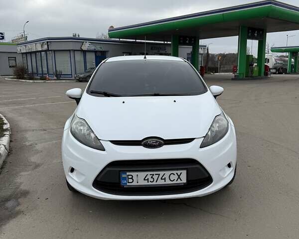 Білий Форд Фієста, об'ємом двигуна 1.4 л та пробігом 240 тис. км за 5700 $, фото 3 на Automoto.ua