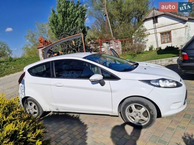 Белый Форд Фиеста, объемом двигателя 1.4 л и пробегом 319 тыс. км за 5700 $, фото 1 на Automoto.ua