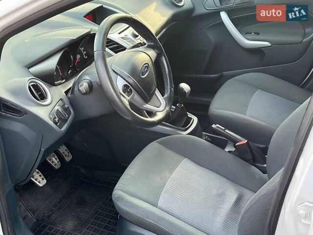 Білий Форд Фієста, об'ємом двигуна 1.2 л та пробігом 170 тис. км за 6290 $, фото 22 на Automoto.ua