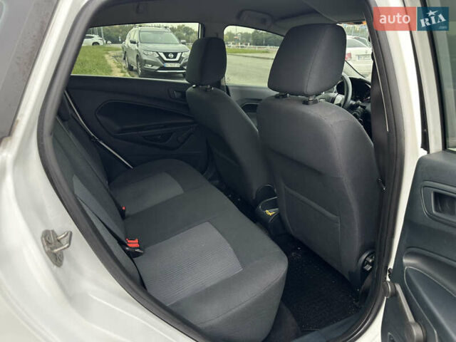 Белый Форд Фиеста, объемом двигателя 1.25 л и пробегом 140 тыс. км за 6300 $, фото 8 на Automoto.ua