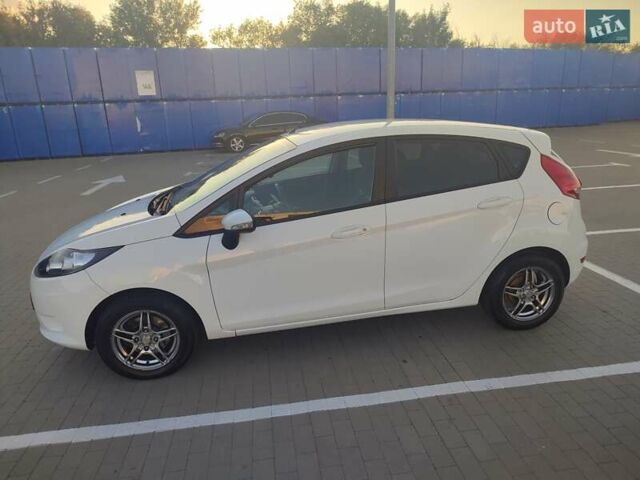 Белый Форд Фиеста, объемом двигателя 1.39 л и пробегом 120 тыс. км за 7600 $, фото 11 на Automoto.ua