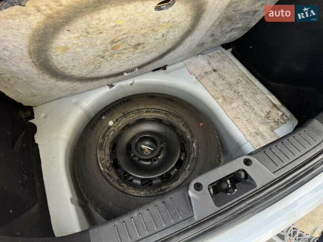 Форд Фиеста 2012 в Ананьеве на Automoto.ua Белый Форд Фиеста, объемом двигателя 1.4 л и пробегом 75 тыс. км за 8300 $, фото 13 на Automoto.ua