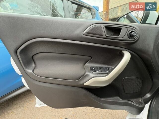 Белый Форд Фиеста, объемом двигателя 1.6 л и пробегом 135 тыс. км за 7000 $, фото 5 на Automoto.ua