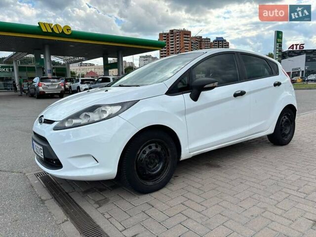 Белый Форд Фиеста, объемом двигателя 1.24 л и пробегом 180 тыс. км за 5500 $, фото 1 на Automoto.ua