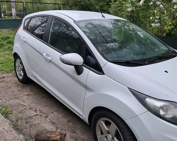 Белый Форд Фиеста, объемом двигателя 1.24 л и пробегом 231 тыс. км за 5800 $, фото 2 на Automoto.ua