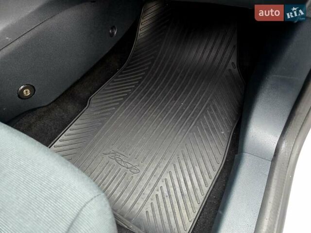 Білий Форд Фієста, об'ємом двигуна 1.25 л та пробігом 53 тис. км за 6400 $, фото 49 на Automoto.ua