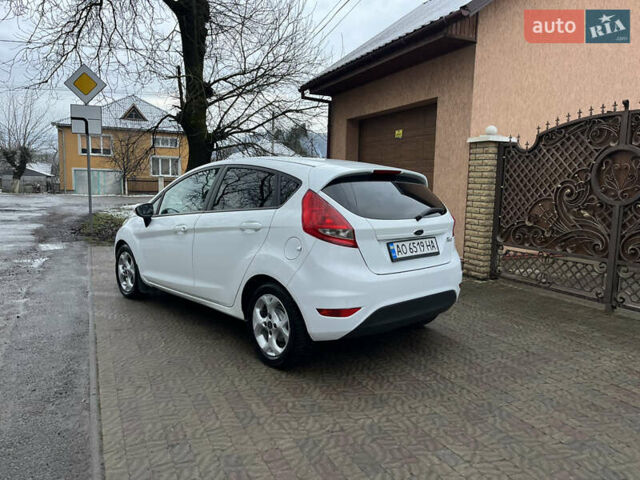 Белый Форд Фиеста, объемом двигателя 1.4 л и пробегом 170 тыс. км за 7800 $, фото 2 на Automoto.ua