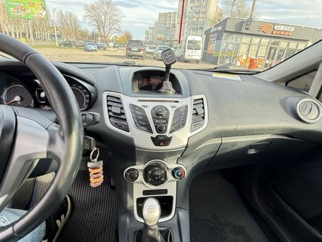 Белый Форд Фиеста, объемом двигателя 1.2 л и пробегом 147 тыс. км за 5800 $, фото 11 на Automoto.ua