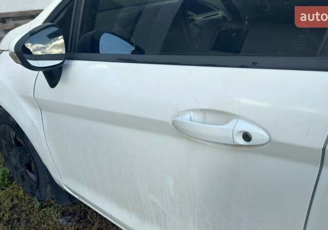 Форд Фієста 2012 у Хмельницькому на Automoto.ua Білий Форд Фієста, об'ємом двигуна 1.25 л та пробігом 123 тис. км за 5700 $, фото 4 на Automoto.ua