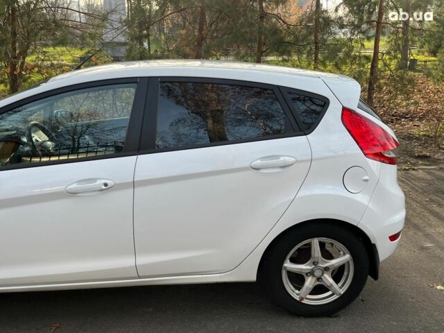 Белый Форд Фиеста, объемом двигателя 1.2 л и пробегом 170 тыс. км за 6290 $, фото 6 на Automoto.ua