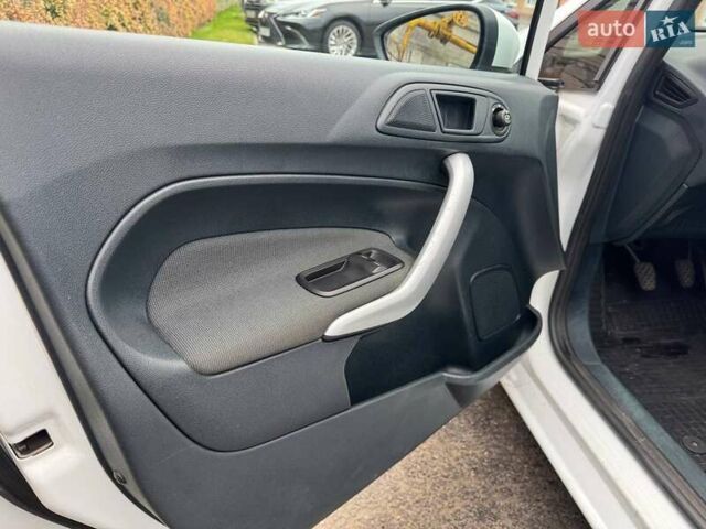 Білий Форд Фієста, об'ємом двигуна 1.4 л та пробігом 38 тис. км за 7600 $, фото 11 на Automoto.ua