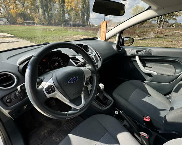 Форд Фиеста 2012 в Ананьеве на Automoto.ua Белый Форд Фиеста, объемом двигателя 1.4 л и пробегом 75 тыс. км за 8300 $, фото 14 на Automoto.ua